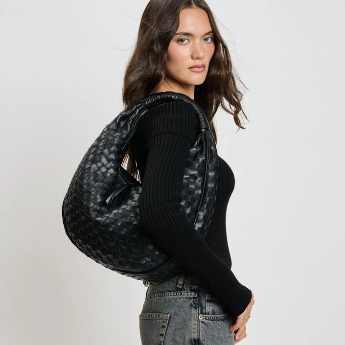 Moda Luxe, Casandra Hobo