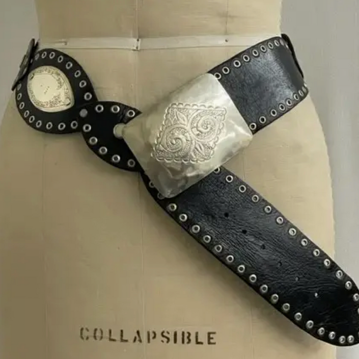 Dairi, Oval Black Belt w/ Buckle